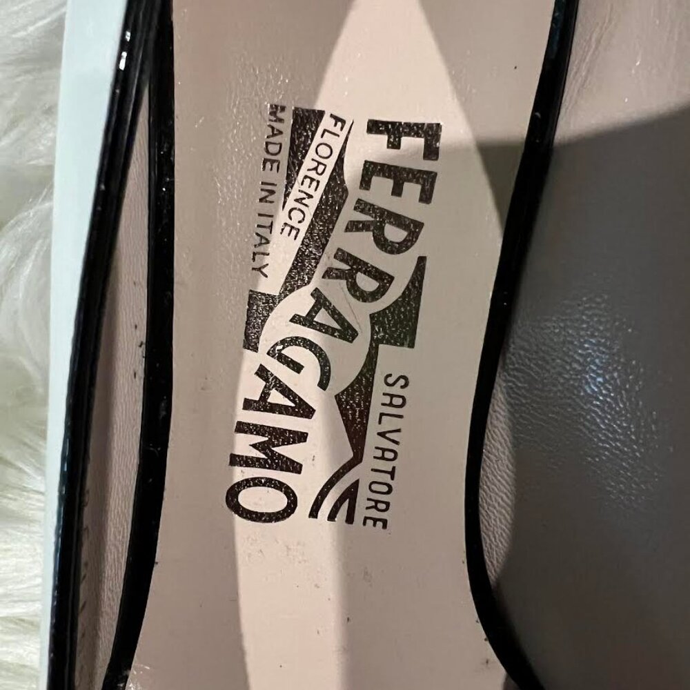 Ferragamo Black and White patent pumps / Size 7 - Picture 4 of 10